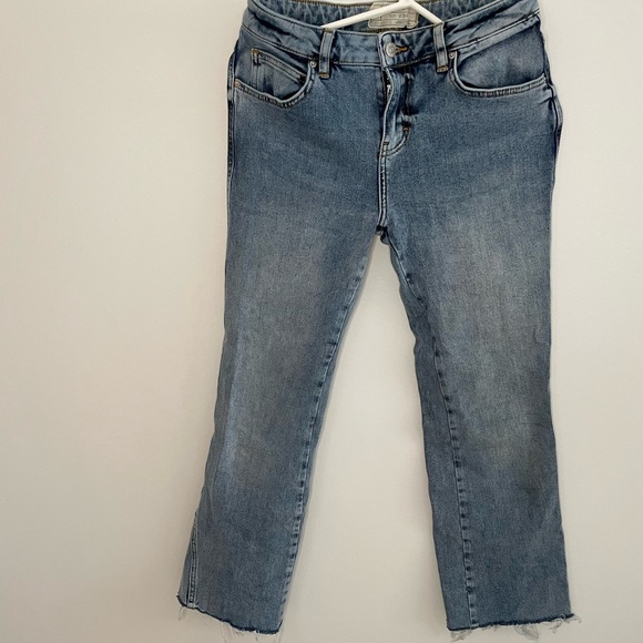 Light wash, low-rise Free People cropped denim - Picture 2 of 3